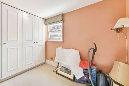 This splendid property situated on the top floor of a beautiful Pimlico period house offers 2 double bedrooms, study, 2 bathrooms, a separate kitchen and lovely views over the square. - Photo 5