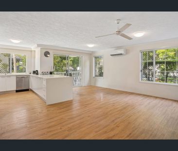 Stylishly Two Bedroom Renovated Apartment in the Heart of Southport - Photo 4