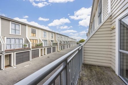 Beautiful Townhouse in Papatoetoe - Photo 3