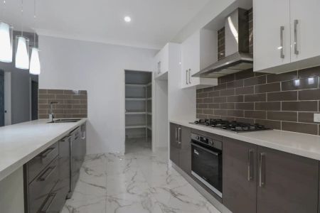 “MODERN FAMILY HOME!” - Photo 5