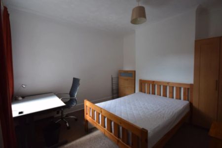 To Rent Capstone Road, Charminster, Bournemouth, BH8 £2,650 pcm Tenancy Info - Photo 2