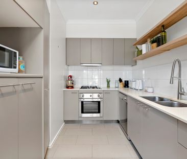 Stylish boutique living walking distance to everything - Photo 6