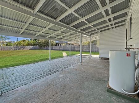 RENOVATED 3 BEDROOM HOME IN MUNDINGBURRA + HUGE BLOCK! - Photo 4