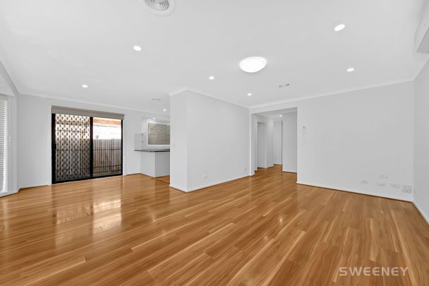 Exceptionally spacious and tastefully refurbished residence in quiet court location - Photo 1