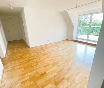 Lichtdurchflutete Dachgeschoßwohnung mit großem Balkon und Einbaukü... - Photo 1