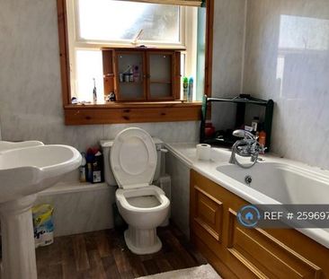 1 bedroom in a flat share to rent - Photo 2