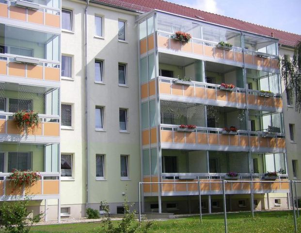 Bezug einer sehr gemütlichen Wohnung mit einem verglasten XXL-Balkon. - Foto 1