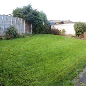 2 bedroom detached bungalow to rent - Photo 2