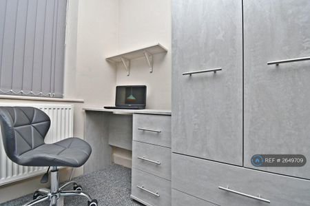 1 bedroom in a house share to rent - Photo 2