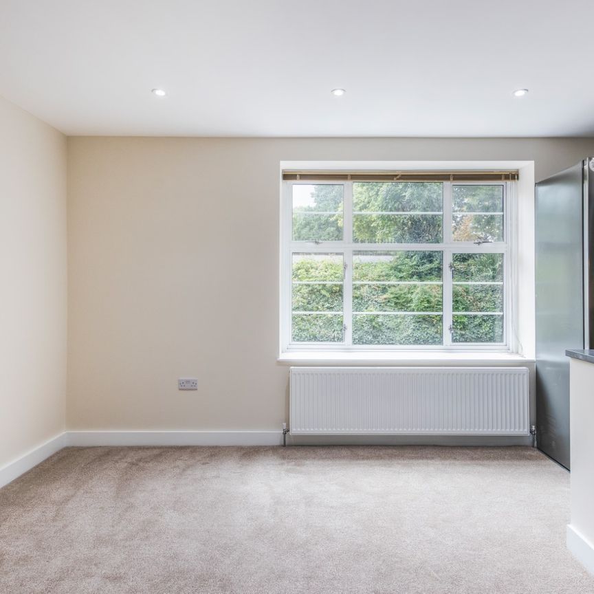 Spencer Park, London, SW18 2SX - Photo 1