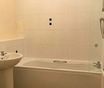 Flat to rent on - Photo 2