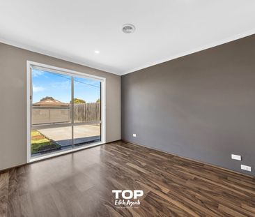 Comfortable Family Living in a Prime Skye Location!! - Photo 2