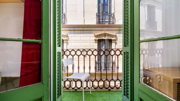 Room in a shared 9-bedroom apartment for rent in El Gòtic, professionals and students only - Photo 1