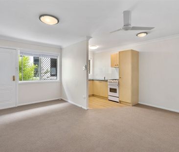 3/49 Macaulay Street, Coorparoo, Qld 4151 - Photo 3