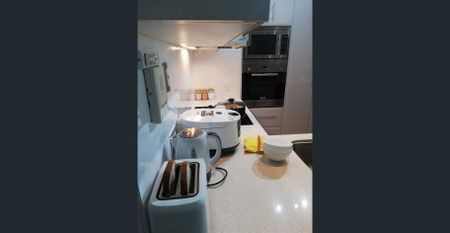 QUIET BEDROOM WITH SHARED BATH - CLOSE TO EVERYTHING - Photo 5