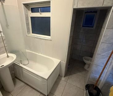 Room in a Shared House, CR7 - Photo 5