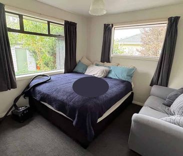 A home with office / study nook in master bedroom - Photo 3