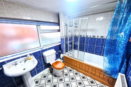 3 Bedroom Detached To Let - Photo 2