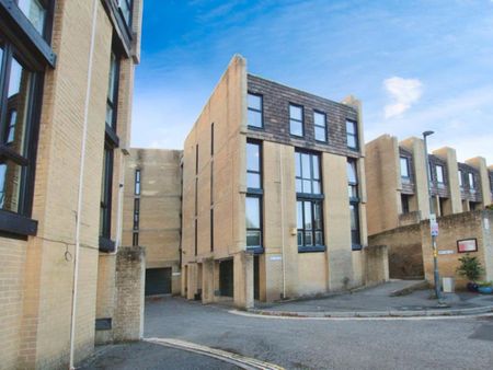 If you are looking for a modern, two bedroom flat to rent in Keynsham, with a garage and communal garden, then this could be the property for you. Please contact us for more information…… - Photo 2