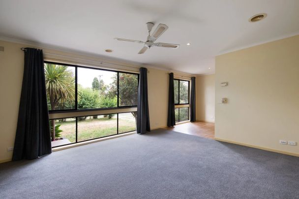 Easy living and perfectly located in popular Strathdale. - Photo 1
