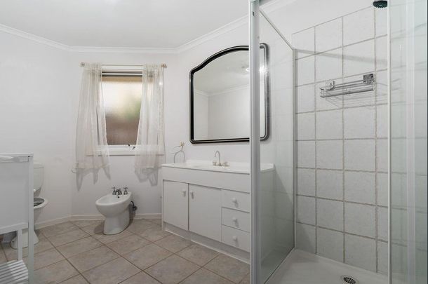 LARGE 5-6 BEDROOM FAMILY HOME - Photo 1