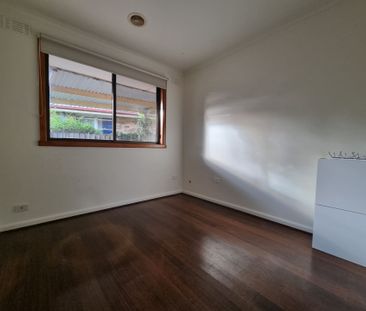 Charming Family Home with Poolside Bliss - Freshly Painted - Photo 1