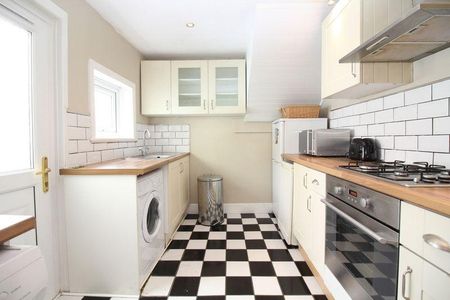 3 bedroom flat to rent - Photo 5