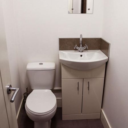 1 bedroom in a house share to rent - Photo 4