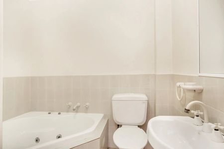 Renovated, spacious, north-facing and convenient - Photo 4