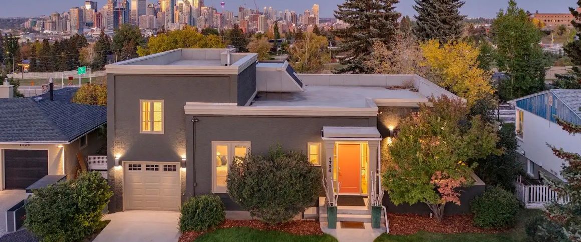 Scarboro Home with City Views — 4 Bedrooms House - Photo 1
