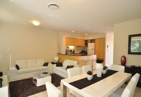 Luxurious Golf Frontage Villa with Stunning Views - Photo 4