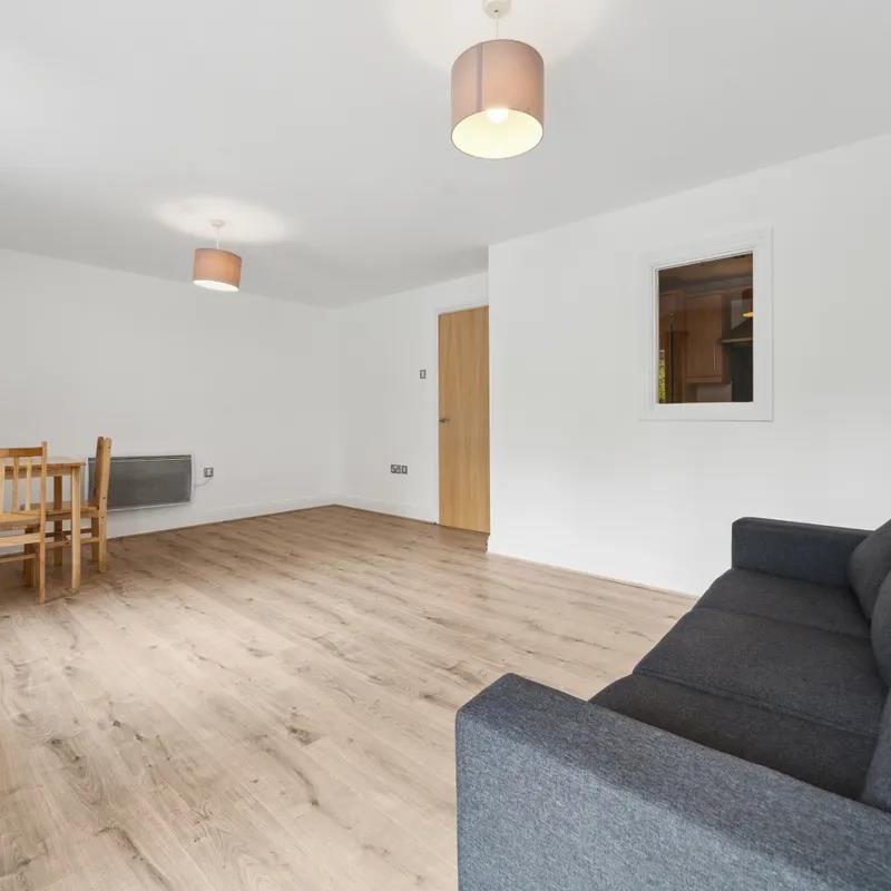 Holland Gardens, Brentford - Photo 1