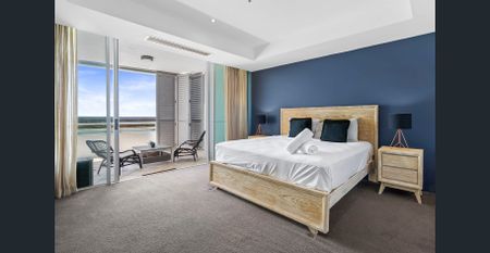 A Statement of Luxury – Exclusive Three-Level Penthouse with Rooftop Garden and Coastal Views - Fully Furnished - Photo 4