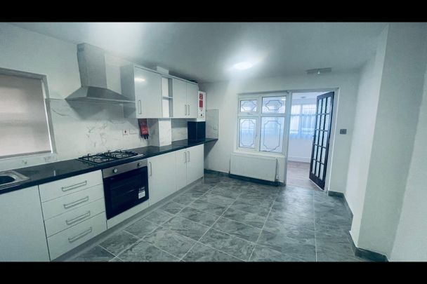 1 Bed Flat, High Street South, E6 - Photo 1