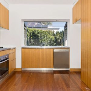 Upper Level 2 Bedrooms in Parkside! - Photo 2