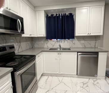 Luxury unit just renovated to current condo standards, large bright... - Photo 3