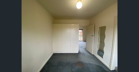 First Floor Flat | Close to Monash University, Transport & Koornang Road Shops - Photo 3