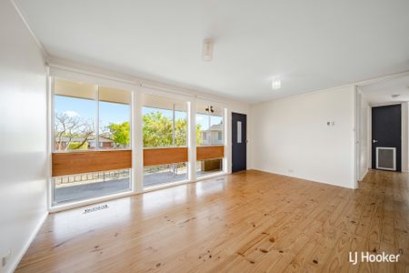 12 Millhouse Crescent, Higgins ACT, Belconnen - Photo 2