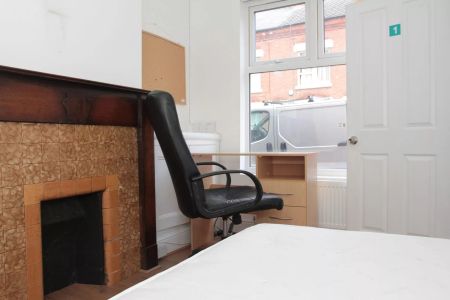 Montague Road (3 bed) - Photo 2