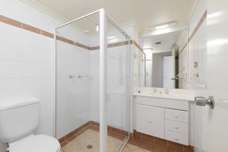 Light-Filled Elevated Apartment in the Heart of Hornsby with Parking & Resort Facilities - Photo 4