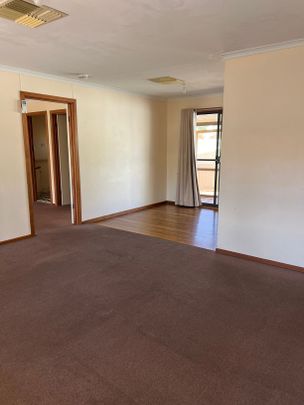 Comfortable 4 Bed 2 Bathroom Home - Photo 1