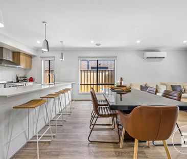 CONTEMPORARY CLASSIC STYLISH FAMILY LIVING AWAITS - Photo 2