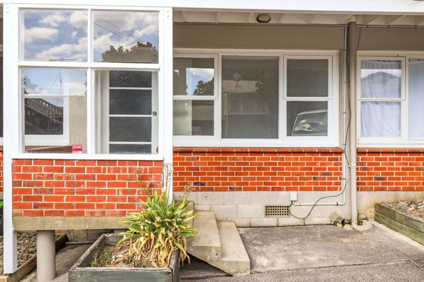 Lovely Unit in a Prime Onehunga Location! - Photo 1