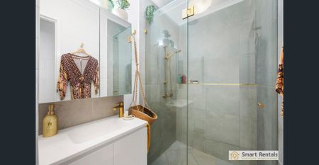 Spacious, Modern and Fully Furnished Unit in West End - Photo 5