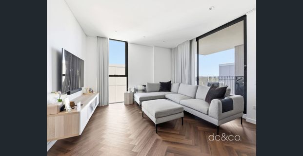 Light-filled apartment with balcony, steps from the station - Photo 1