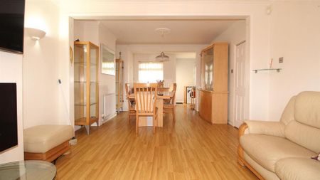 5 bedroom end of terrace house to rent - Photo 2