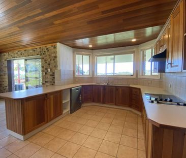 Large Family Home - Ample Shedding! - Photo 6