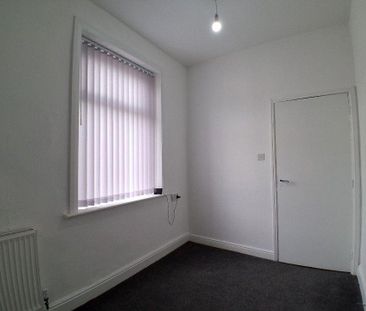 3 bedroom end of terrace house to rent - Photo 2