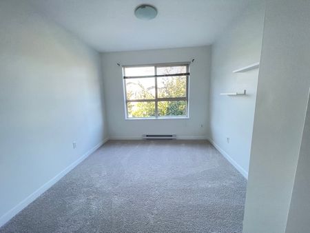 Spacious End Unit 3 Bedroom Townhome - Photo 2