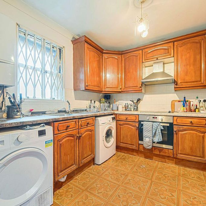 4 bedroom flat to rent - Photo 1